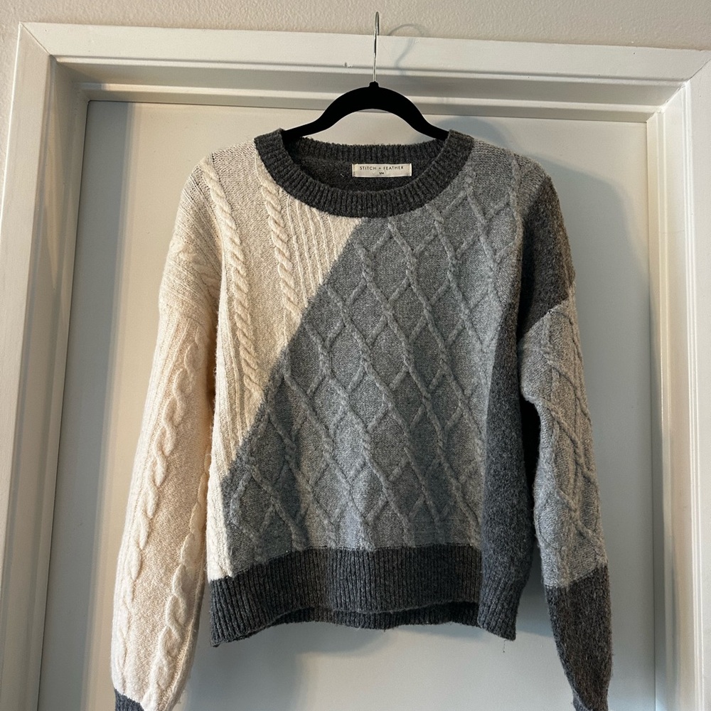Stitch and Feather Chic Geometric Knit Sweater in Gray and Cream NWOT